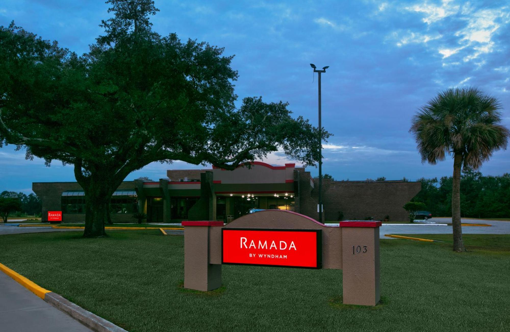 Ramada By Wyndham Gulfport I-10 Diamondhead Motel Buitenkant foto