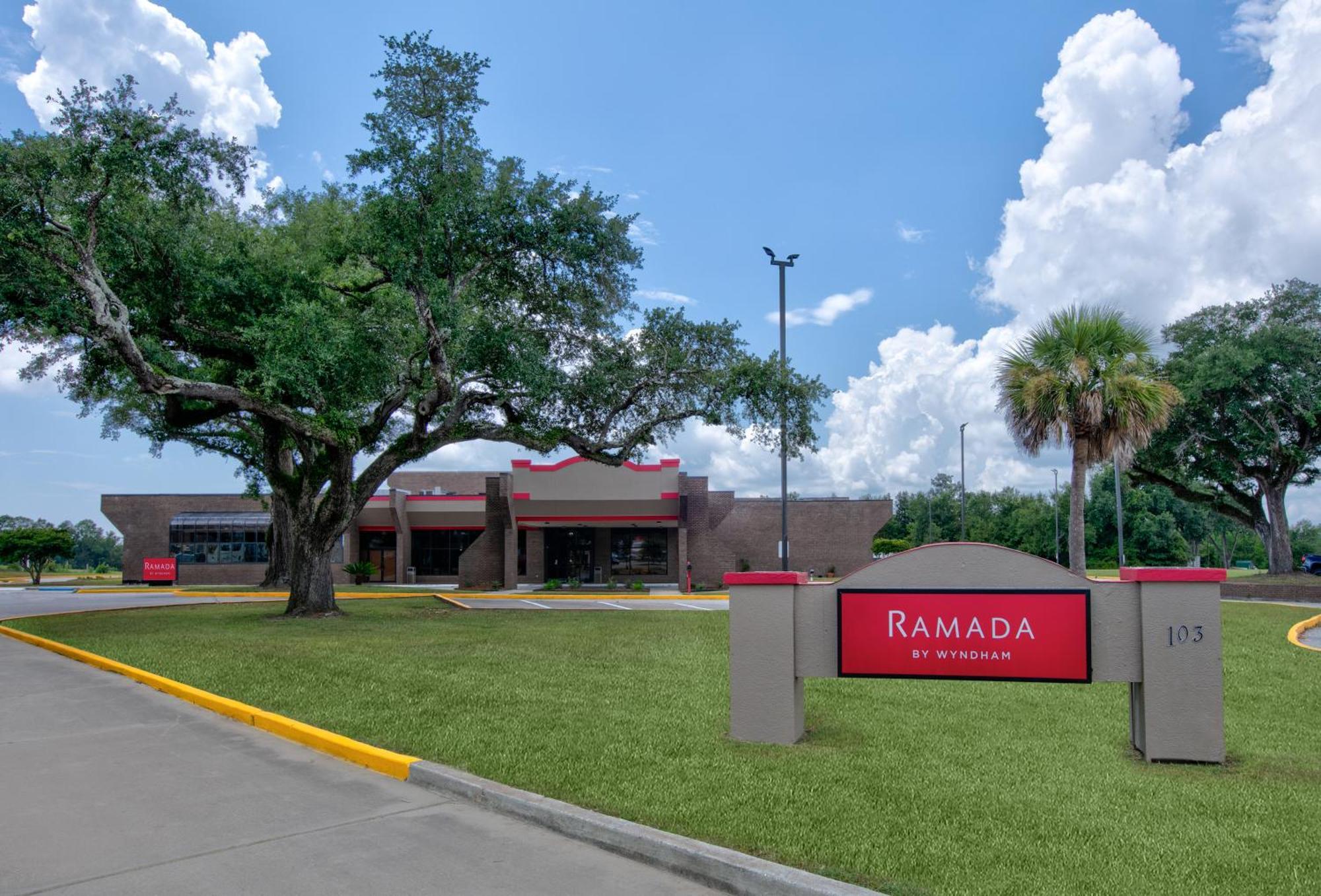 Ramada By Wyndham Gulfport I-10 Diamondhead Motel Buitenkant foto